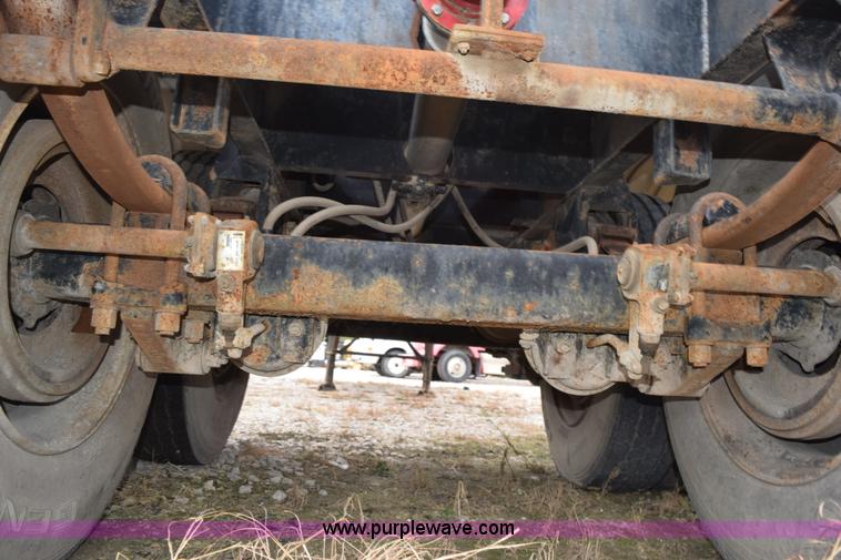 image for item J8475 1973 Fruehauf tank trailer