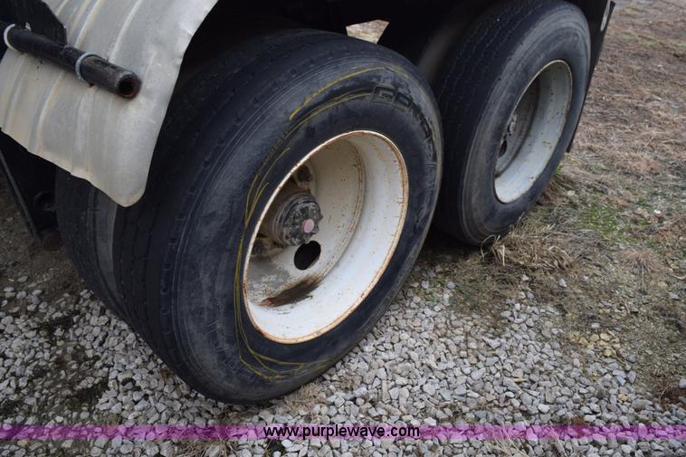 image for item J8475 1973 Fruehauf tank trailer