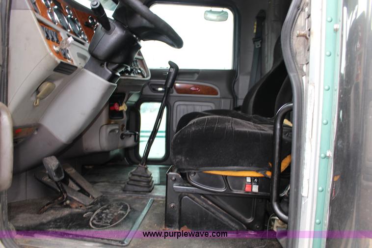 image for item K1186 2006 Peterbilt 379 semi truck