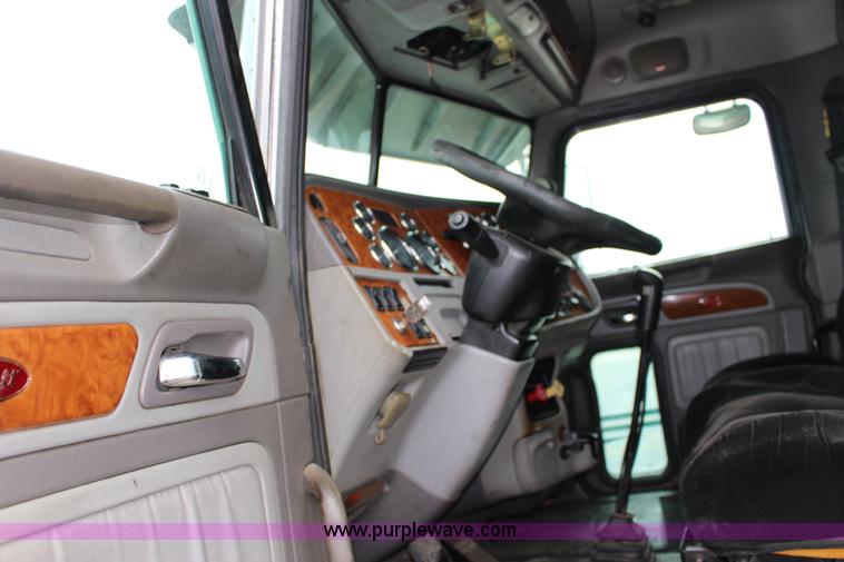 image for item K1186 2006 Peterbilt 379 semi truck