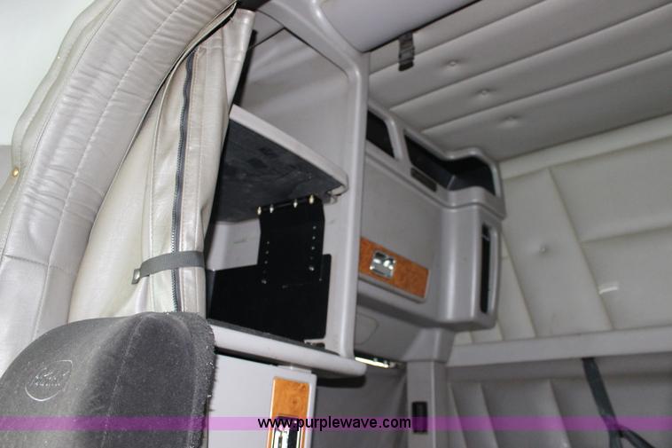 image for item K1186 2006 Peterbilt 379 semi truck