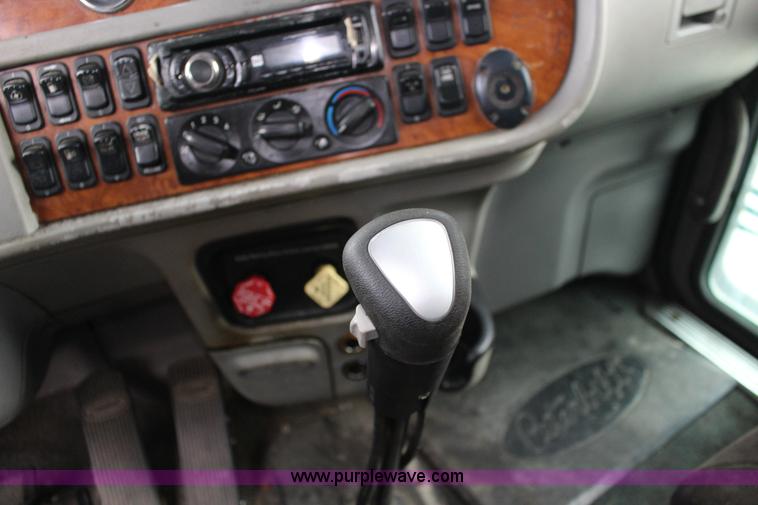 image for item K1186 2006 Peterbilt 379 semi truck