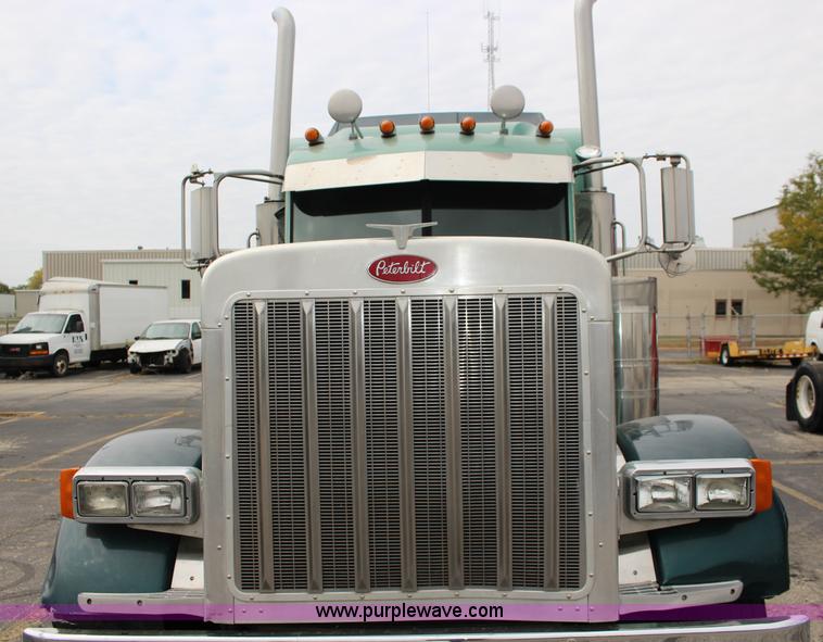 image for item K1186 2006 Peterbilt 379 semi truck