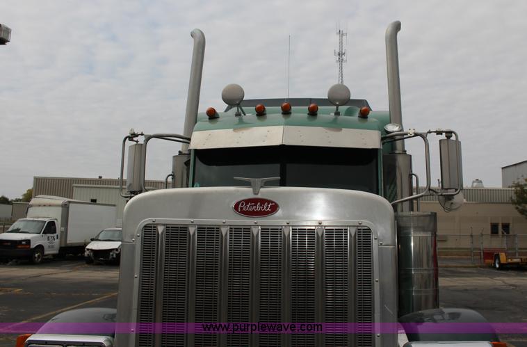 image for item K1186 2006 Peterbilt 379 semi truck