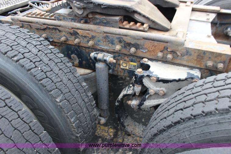 image for item K1186 2006 Peterbilt 379 semi truck