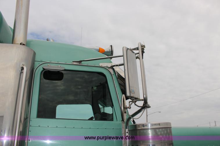 image for item K1186 2006 Peterbilt 379 semi truck
