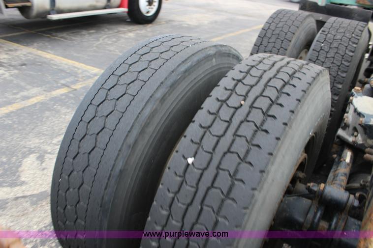 image for item K1186 2006 Peterbilt 379 semi truck