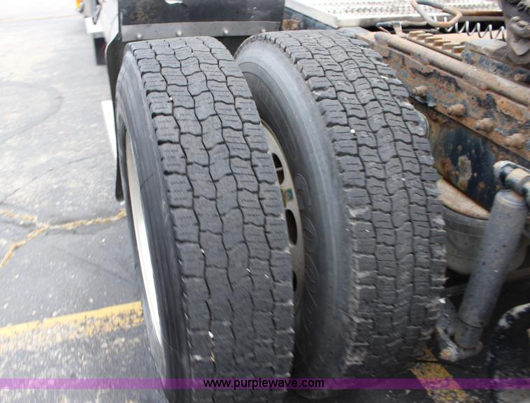 image for item K1186 2006 Peterbilt 379 semi truck