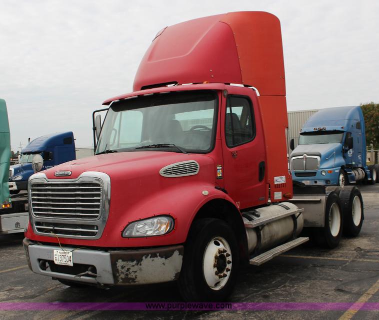 image for item K1187 2005 Freightliner Business Class M2 semi truck