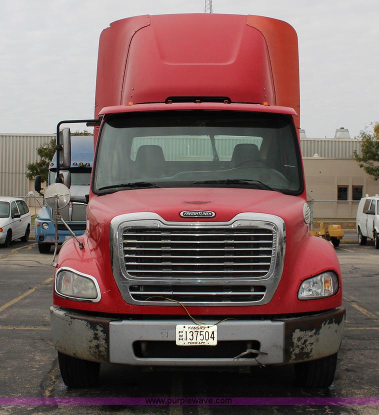 image for item K1187 2005 Freightliner Business Class M2 semi truck