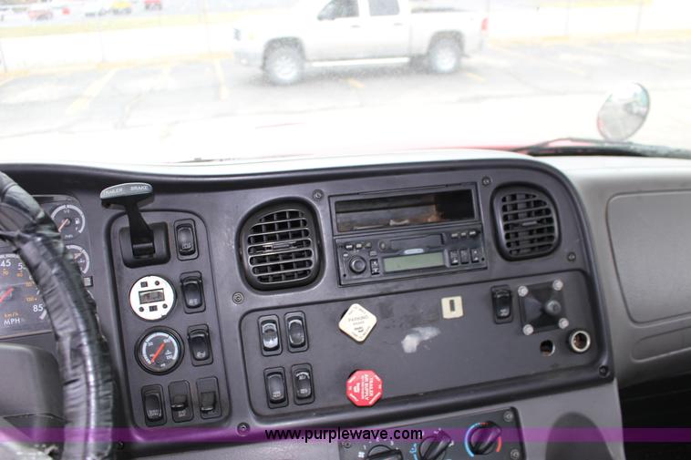 image for item K1187 2005 Freightliner Business Class M2 semi truck