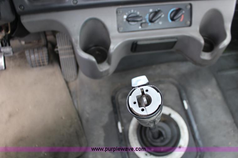 image for item K1187 2005 Freightliner Business Class M2 semi truck