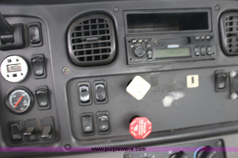 image for item K1187 2005 Freightliner Business Class M2 semi truck