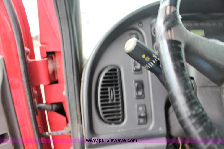 image for item K1187 2005 Freightliner Business Class M2 semi truck