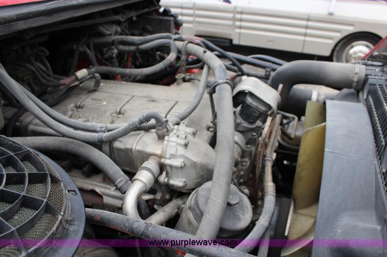 image for item K1187 2005 Freightliner Business Class M2 semi truck