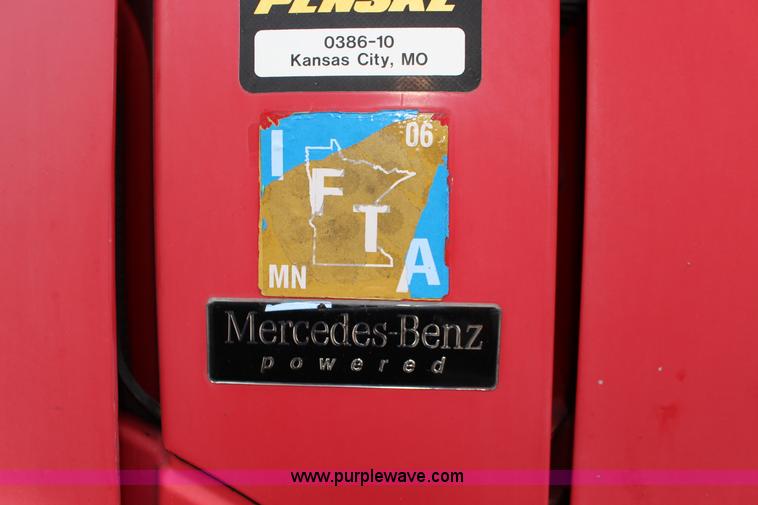 image for item K1187 2005 Freightliner Business Class M2 semi truck