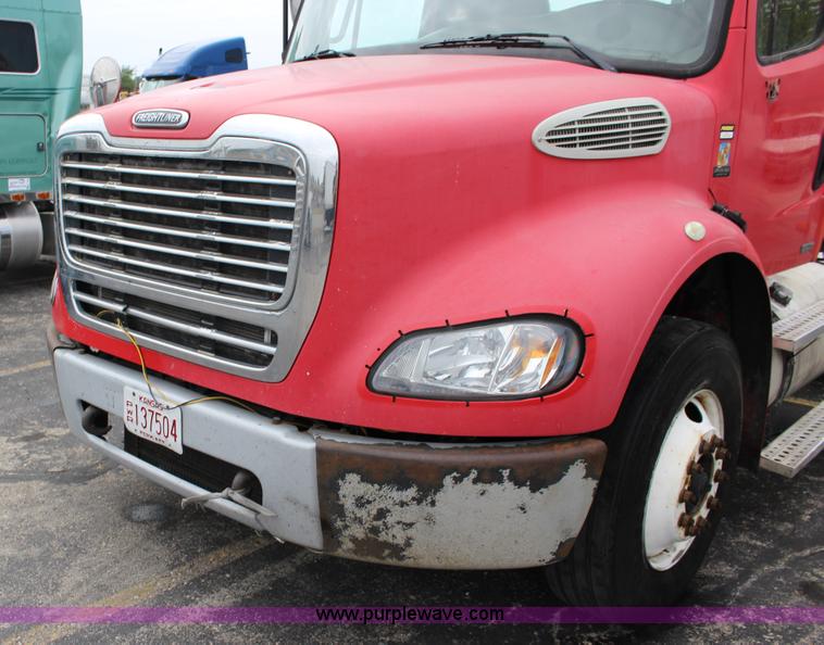 image for item K1187 2005 Freightliner Business Class M2 semi truck