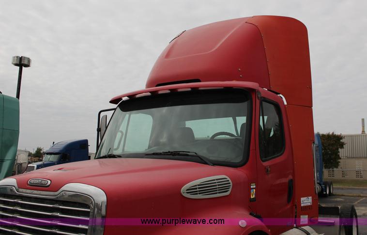 image for item K1187 2005 Freightliner Business Class M2 semi truck