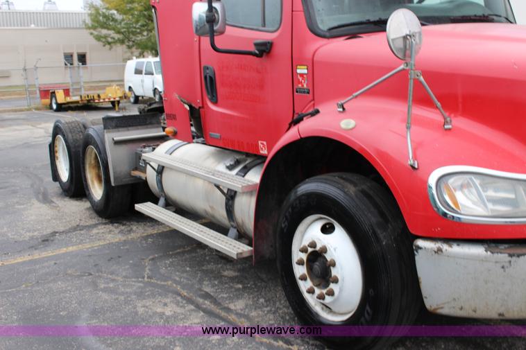 image for item K1187 2005 Freightliner Business Class M2 semi truck