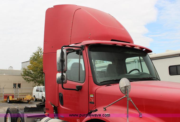 image for item K1187 2005 Freightliner Business Class M2 semi truck