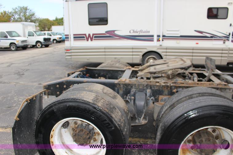 image for item K1187 2005 Freightliner Business Class M2 semi truck