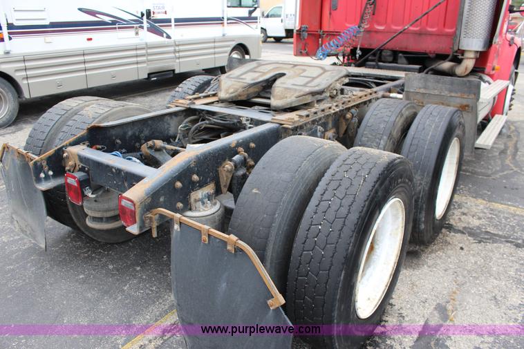 image for item K1187 2005 Freightliner Business Class M2 semi truck