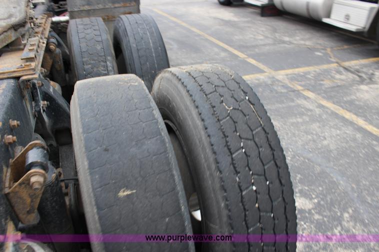 image for item K1187 2005 Freightliner Business Class M2 semi truck