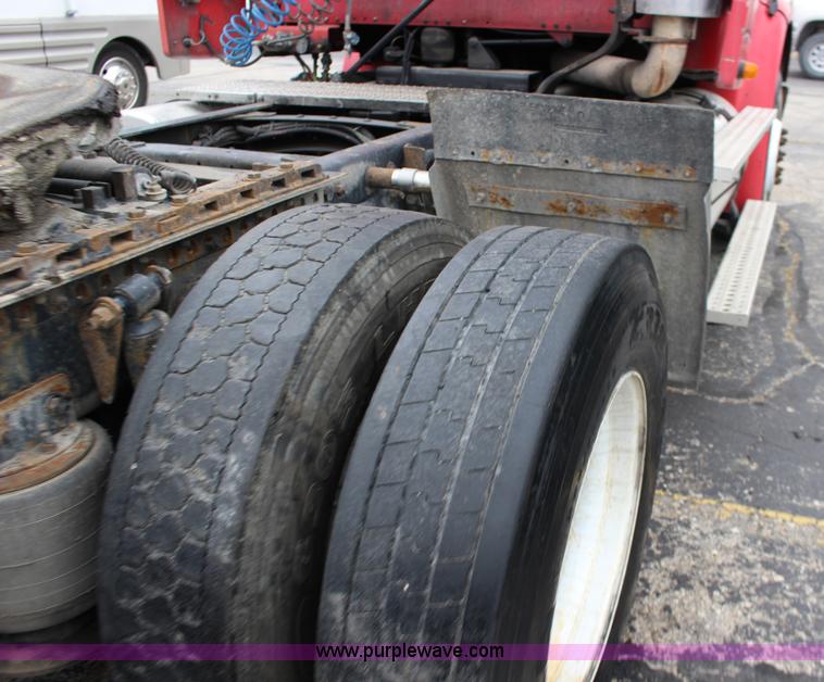 image for item K1187 2005 Freightliner Business Class M2 semi truck