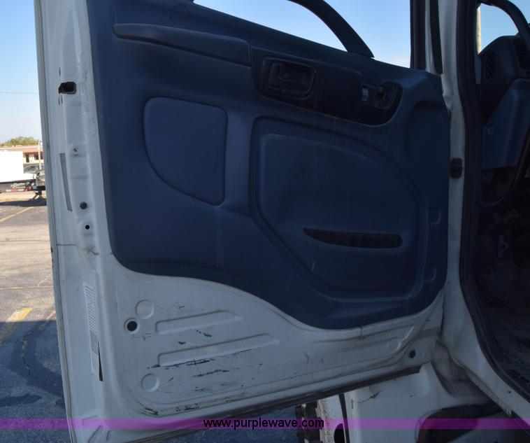 image for item K1188 2006 Hino 268 box truck