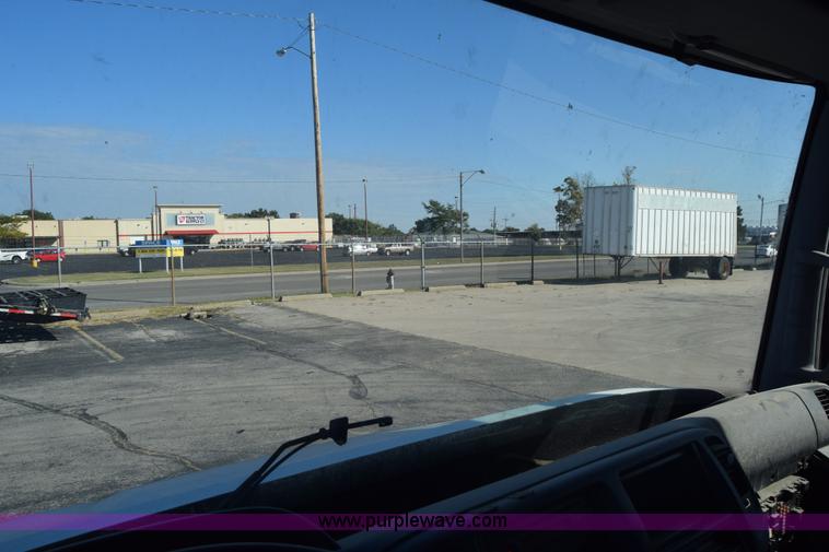 image for item K1188 2006 Hino 268 box truck