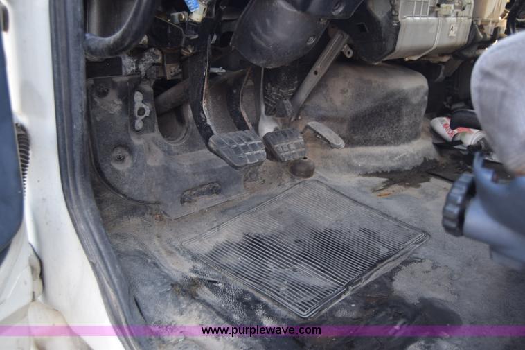 image for item K1188 2006 Hino 268 box truck