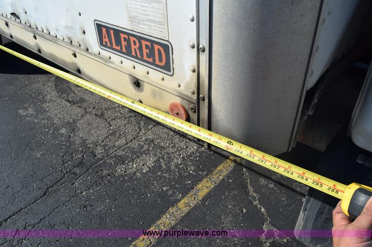 image for item K1188 2006 Hino 268 box truck