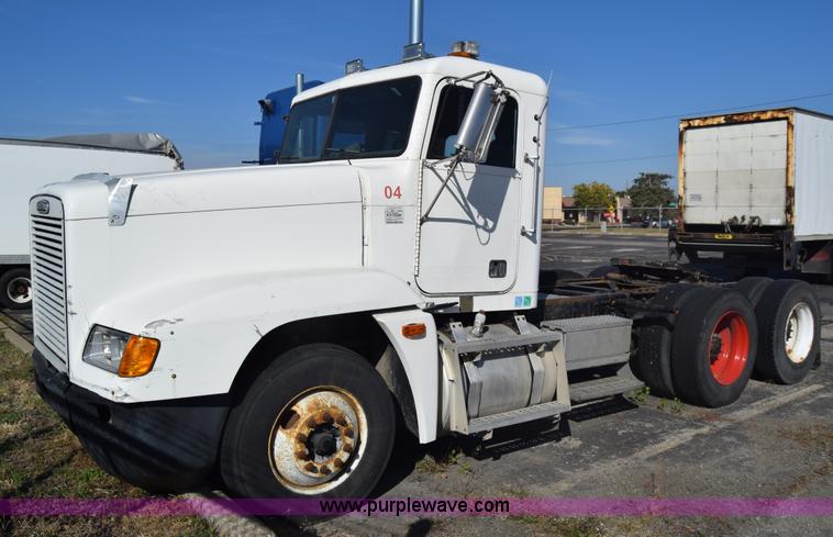image for item K1189 2002 Freightliner FLD120 semi truck