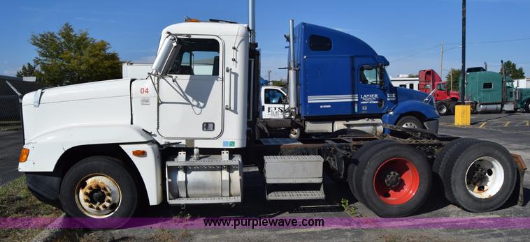 image for item K1189 2002 Freightliner FLD120 semi truck