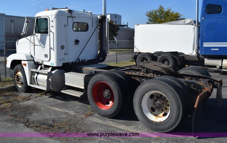 image for item K1189 2002 Freightliner FLD120 semi truck
