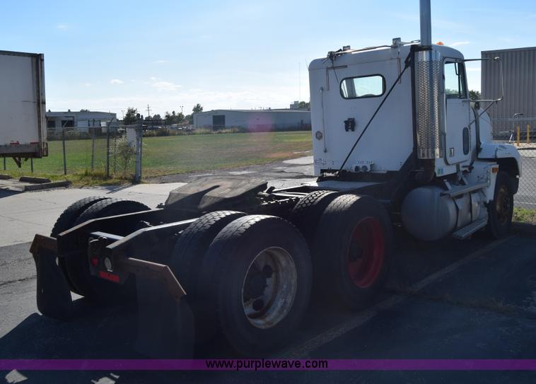 image for item K1189 2002 Freightliner FLD120 semi truck