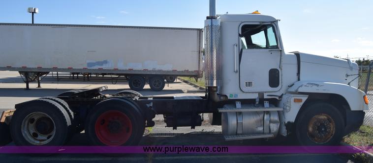 image for item K1189 2002 Freightliner FLD120 semi truck
