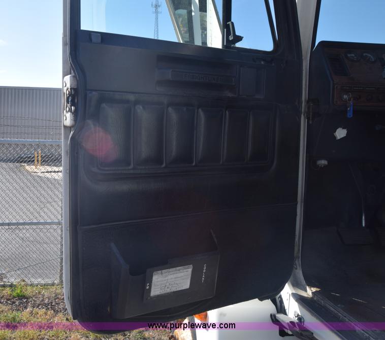 image for item K1189 2002 Freightliner FLD120 semi truck