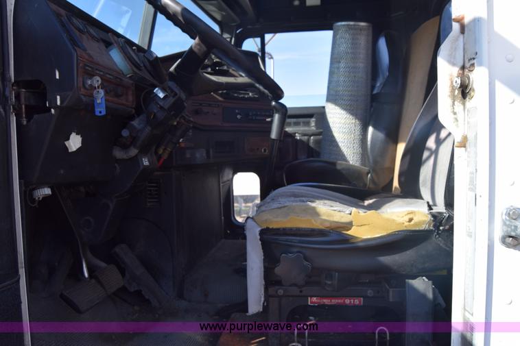 image for item K1189 2002 Freightliner FLD120 semi truck