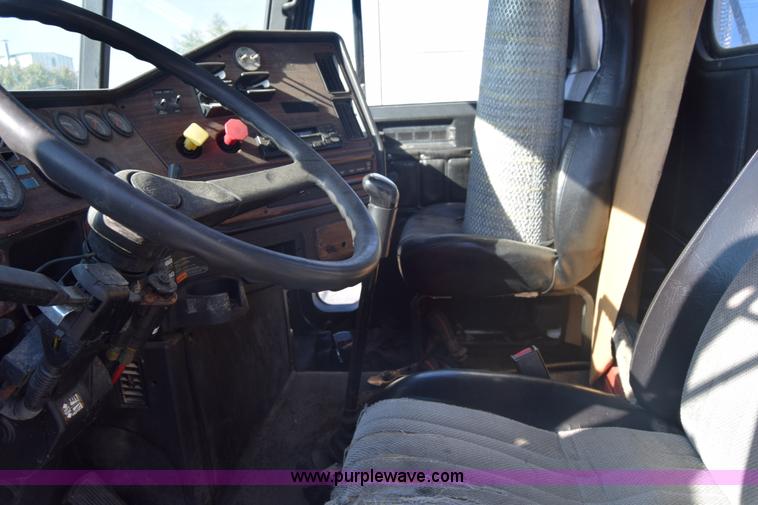 image for item K1189 2002 Freightliner FLD120 semi truck