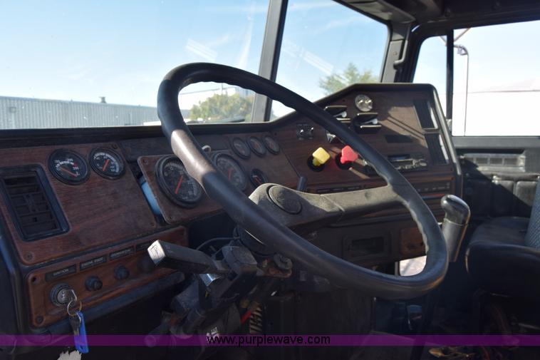 image for item K1189 2002 Freightliner FLD120 semi truck