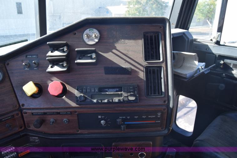 image for item K1189 2002 Freightliner FLD120 semi truck