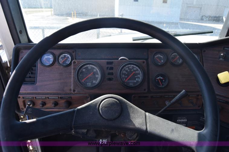 image for item K1189 2002 Freightliner FLD120 semi truck