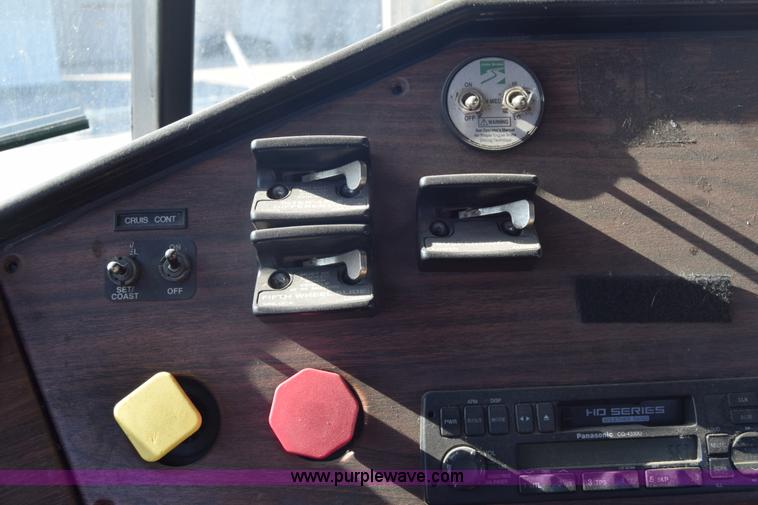 image for item K1189 2002 Freightliner FLD120 semi truck