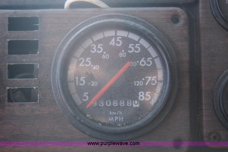 image for item K1189 2002 Freightliner FLD120 semi truck