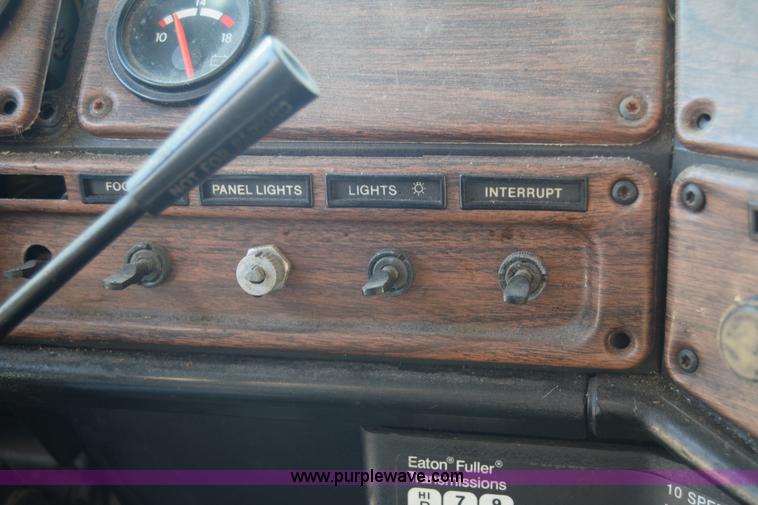 image for item K1189 2002 Freightliner FLD120 semi truck