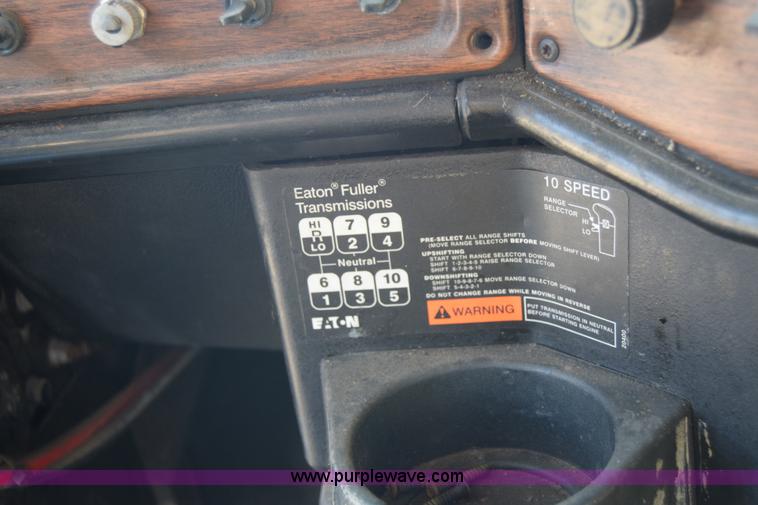 image for item K1189 2002 Freightliner FLD120 semi truck