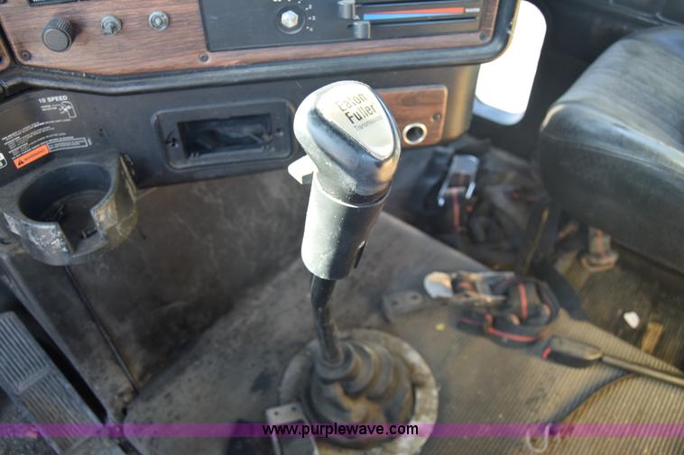 image for item K1189 2002 Freightliner FLD120 semi truck