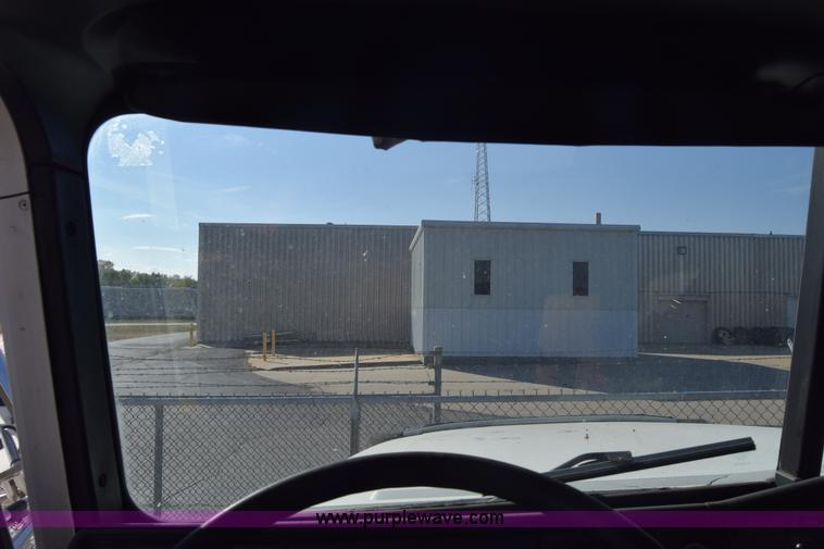 image for item K1189 2002 Freightliner FLD120 semi truck