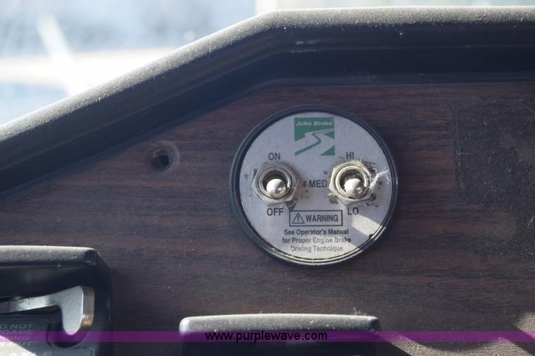 image for item K1189 2002 Freightliner FLD120 semi truck